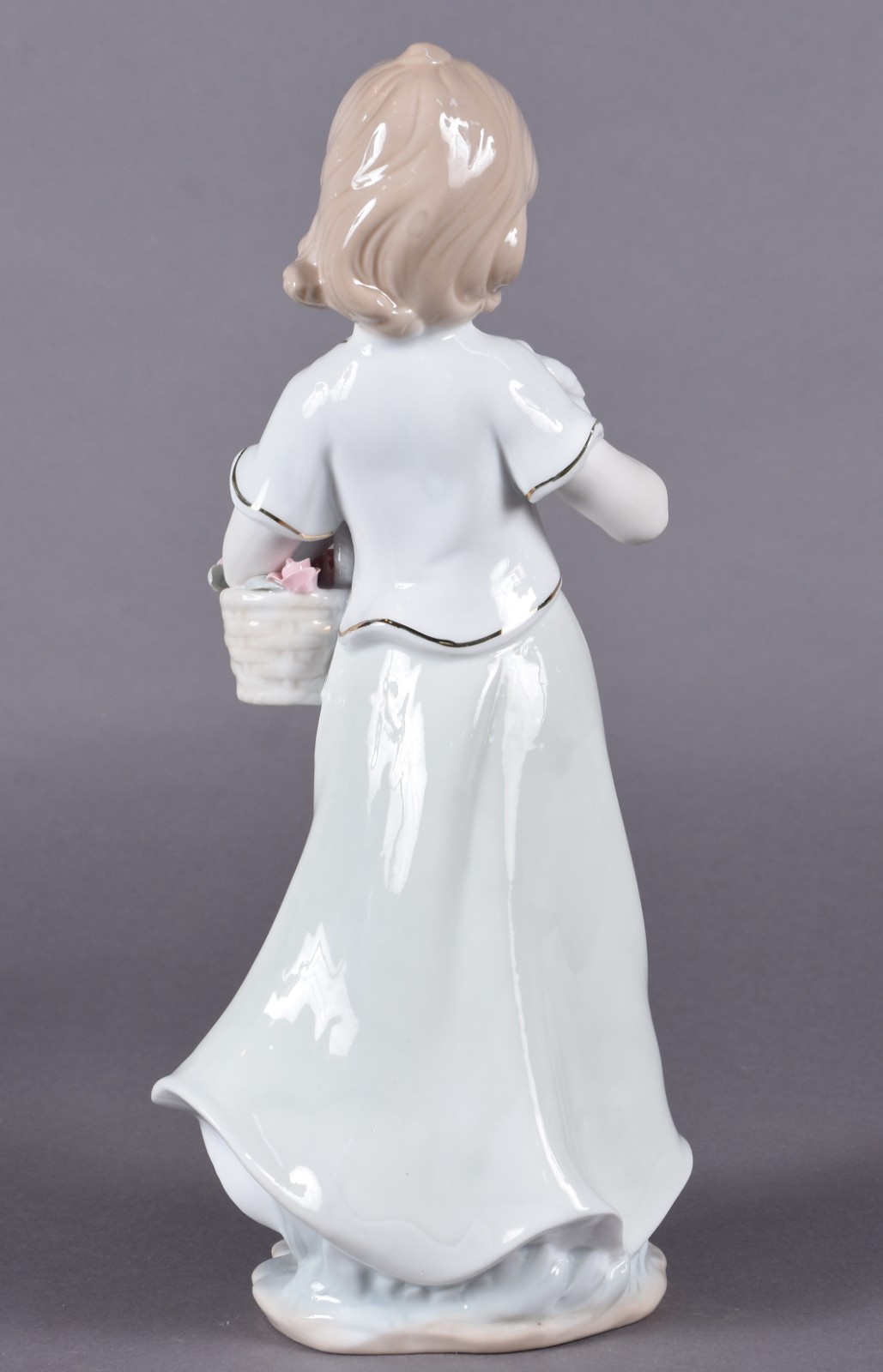 Estatueta de porcelana policromada representando menina com pássaro. - foto 3 de 4