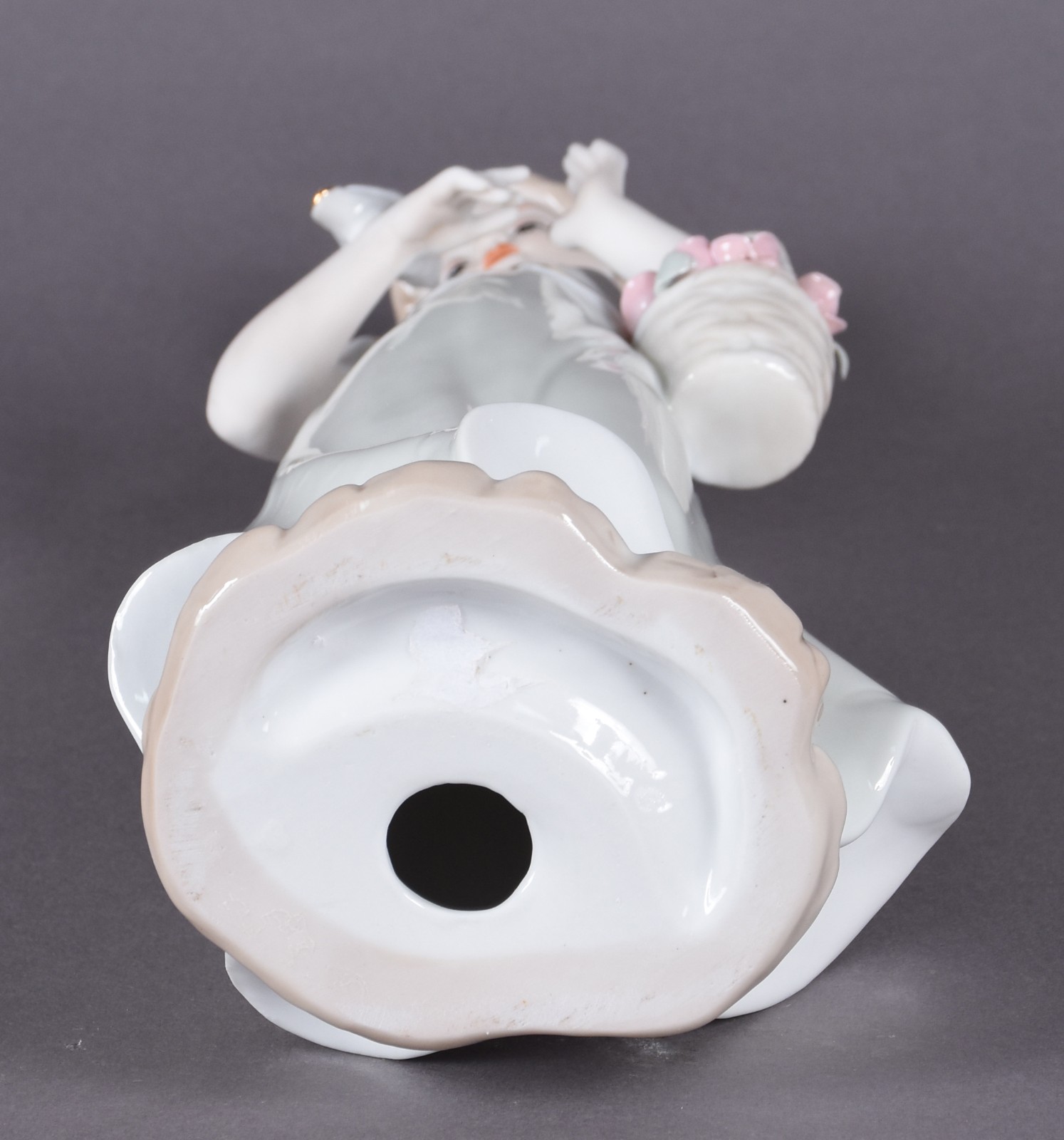 Estatueta de porcelana policromada representando menina com pássaro. - foto 4 de 4