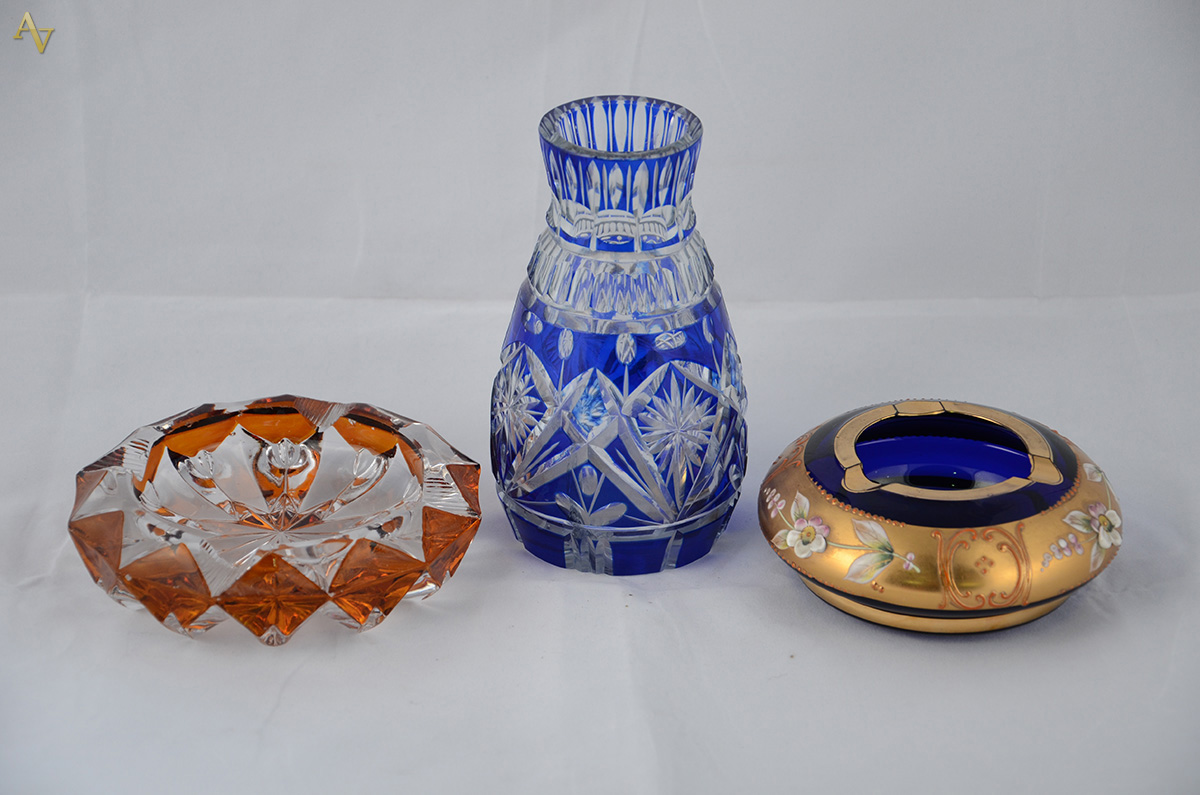 Tres peças diversas, sendo: Jarra double azul (alt.15 cm), cinzeiro...