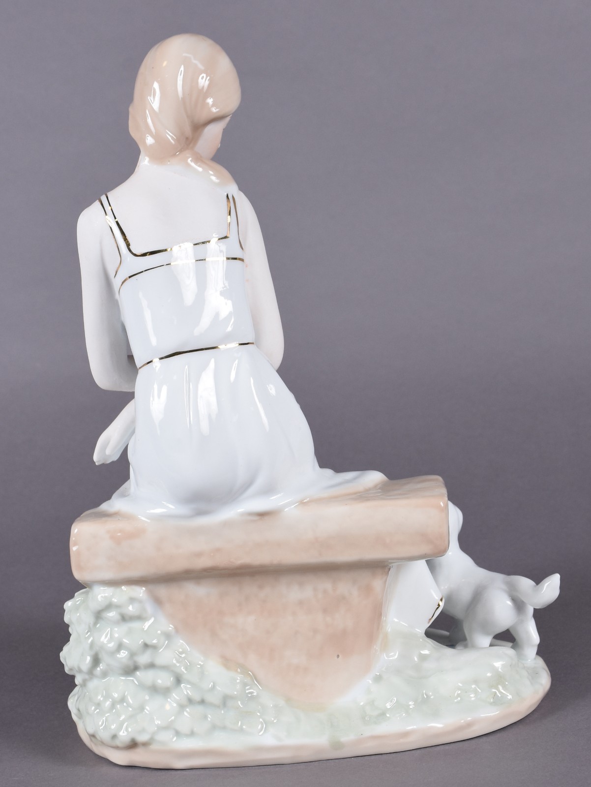 Estatueta de porcelana policromada representando dama com cachorro. - foto 3 de 4