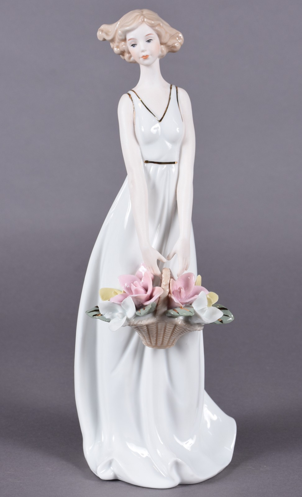 Estatueta de porcelana policromada representando dama com cesto de... - foto 1 de 4