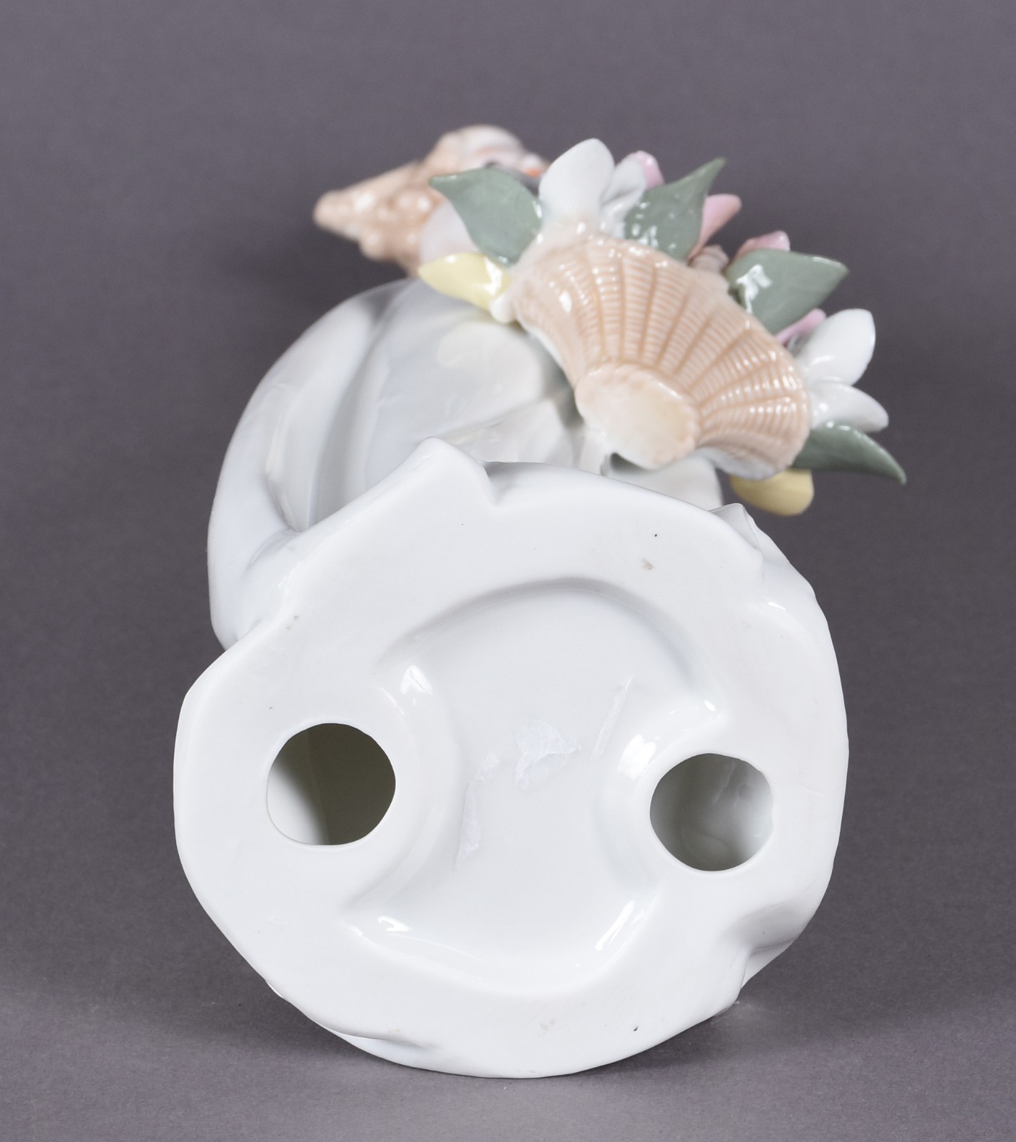 Estatueta de porcelana policromada representando dama com cesto de... - foto 4 de 4