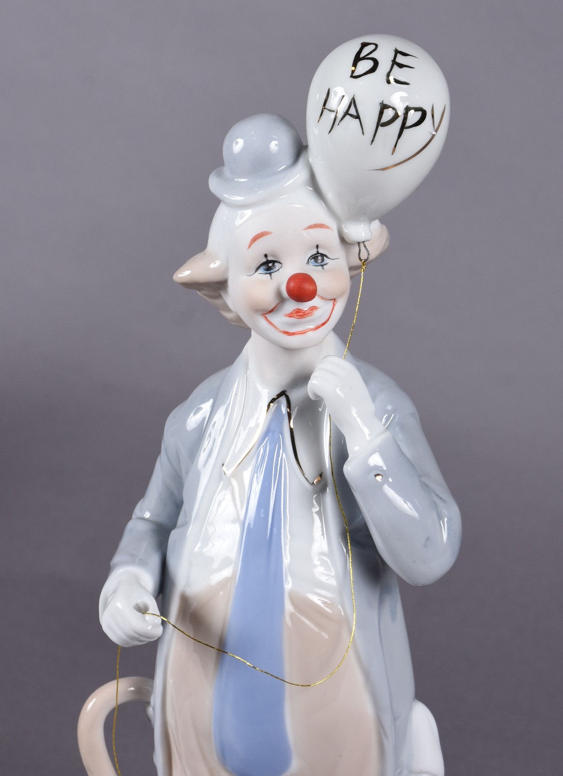 Estatueta de porcelana policromada representando palhaço. - foto 2 de 4