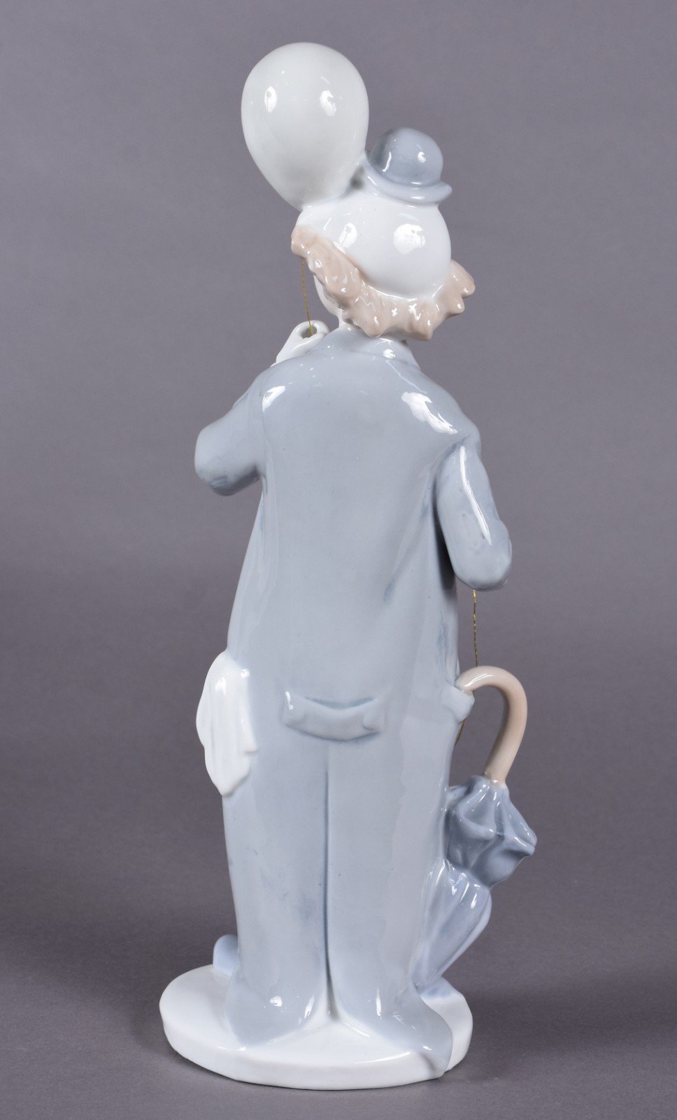 Estatueta de porcelana policromada representando palhaço. - foto 3 de 4