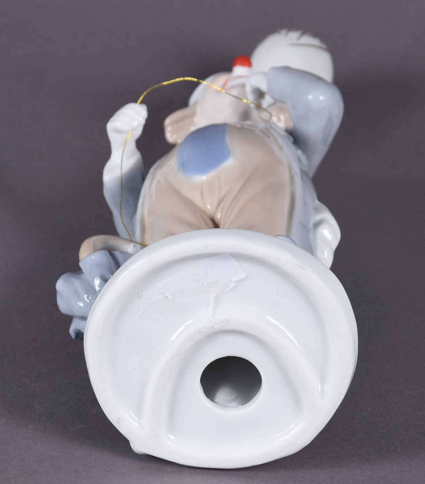 Estatueta de porcelana policromada representando palhaço. - foto 4 de 4