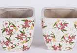 Par de cachepots de porcelana oriental com flor... - Par de cachepots de porcelana oriental com flores em policromia.