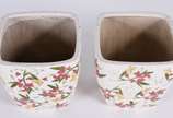Par de cachepots de porcelana oriental com flor... - Par de cachepots de porcelana oriental com flores em policromia.