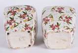 Par de cachepots de porcelana oriental com flor... - Par de cachepots de porcelana oriental com flores em policromia.