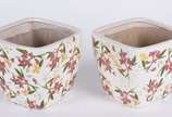 Par de cachepots de porcelana oriental com flor... - Par de cachepots de porcelana oriental com flores em policromia.