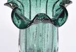 Vaso de vidro decorativo na cor verde com babados. - Vaso de vidro decorativo na cor verde com babados.