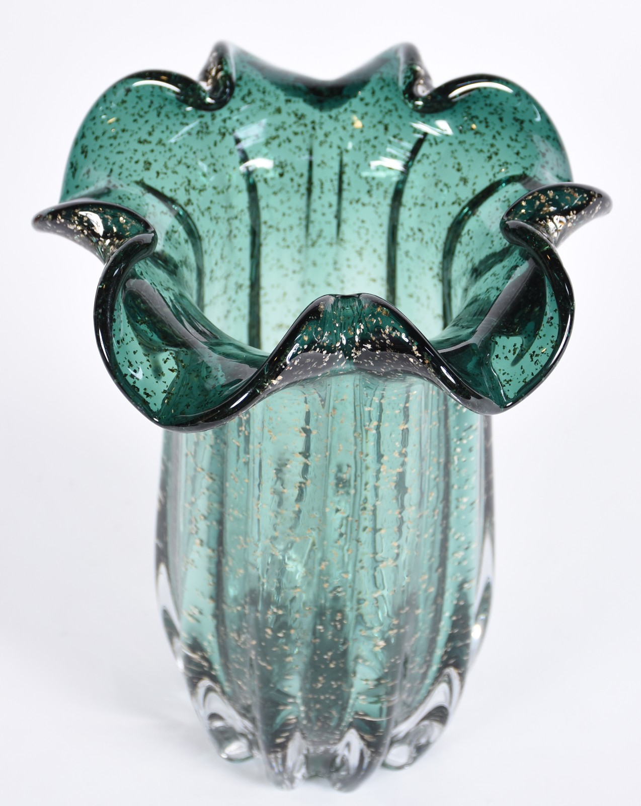 Vaso de vidro decorativo na cor verde com babados. - foto 2 de 3