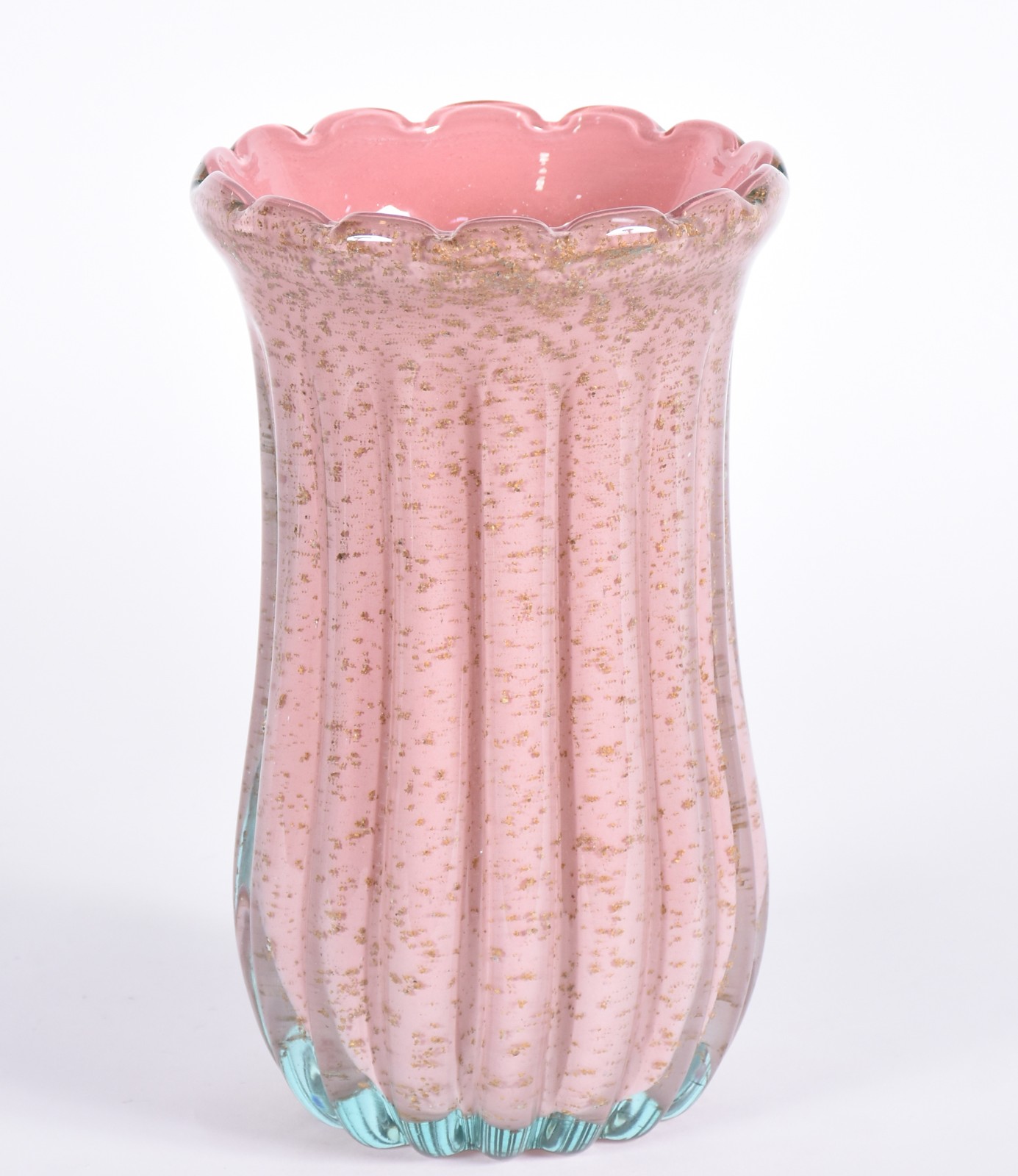 Vaso de vidro decorativo na cor rosa, feitio de gomos, com pó de ouro. - foto 1 de 3