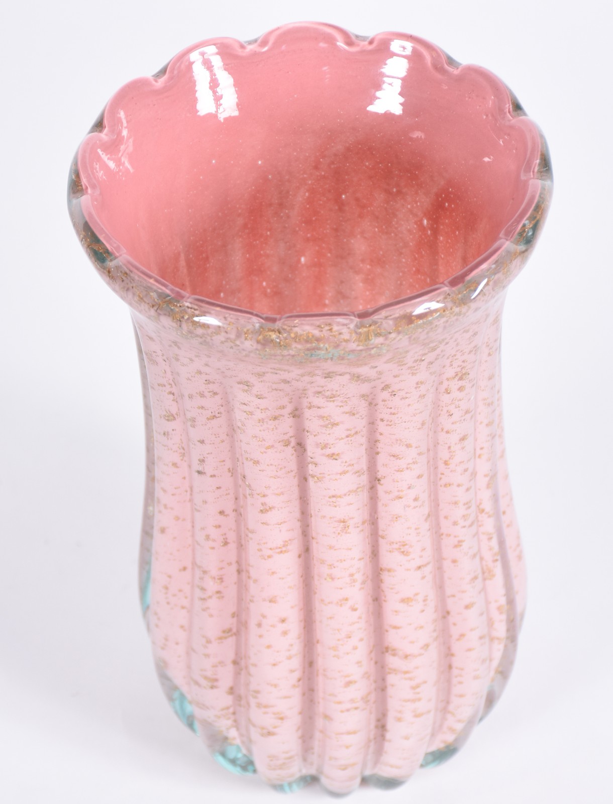 Vaso de vidro decorativo na cor rosa, feitio de gomos, com pó de ouro. - foto 2 de 3