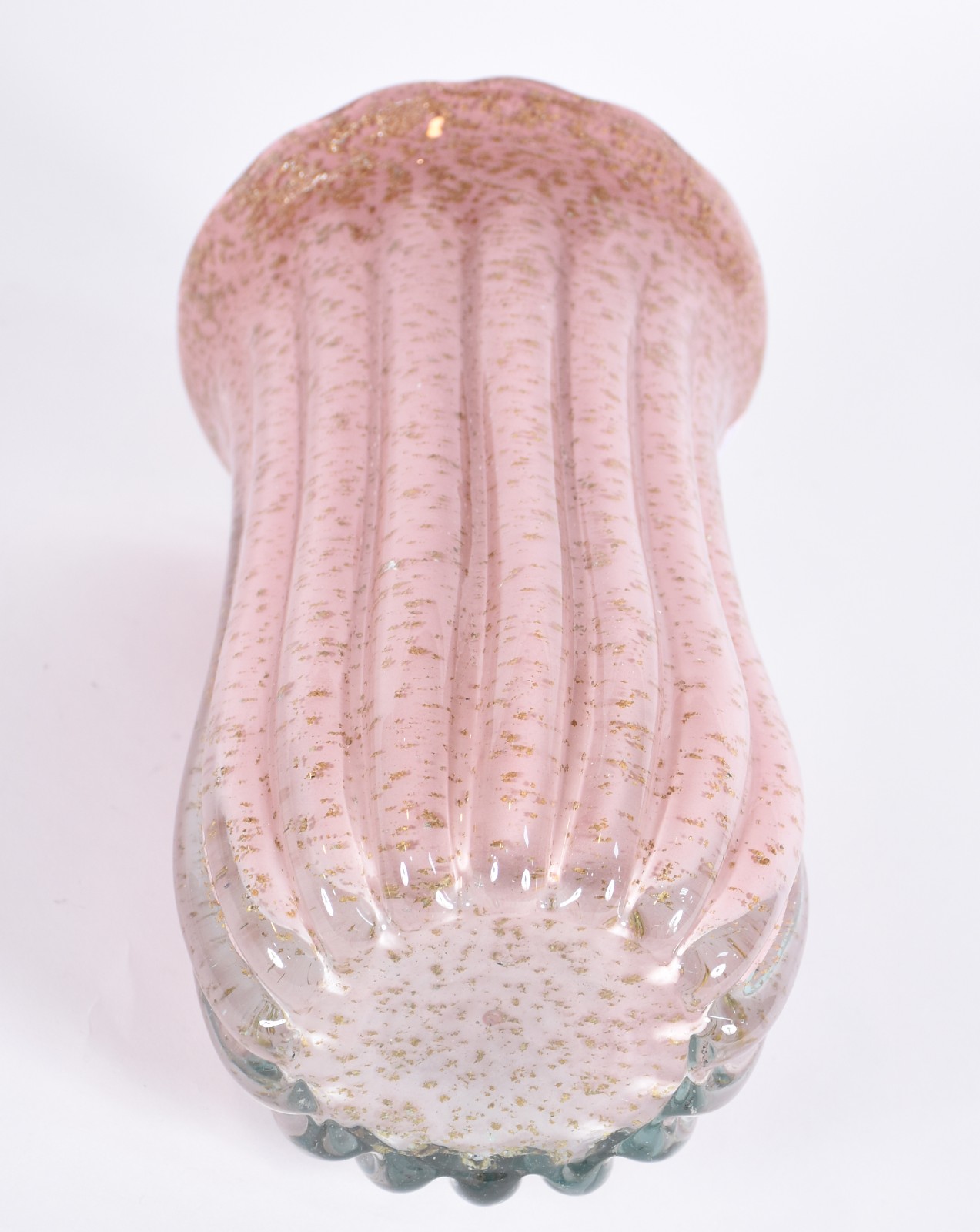 Vaso de vidro decorativo na cor rosa, feitio de gomos, com pó de ouro. - foto 3 de 3