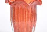 Vaso de vidro decorativo na cor laranja. - Vaso de vidro decorativo na cor laranja.