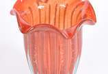Vaso de vidro decorativo na cor laranja. - Vaso de vidro decorativo na cor laranja.