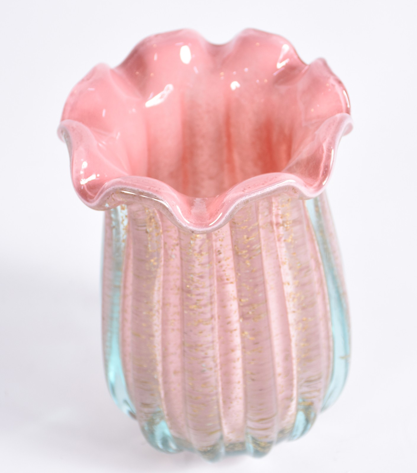 Vaso de vidro decorativo na cor rosa. - foto 2 de 3
