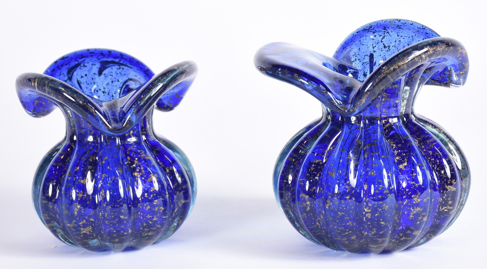 Dois vasos de vidro decorativo na cor azul com pó de ouro na forma de... - foto 1 de 3
