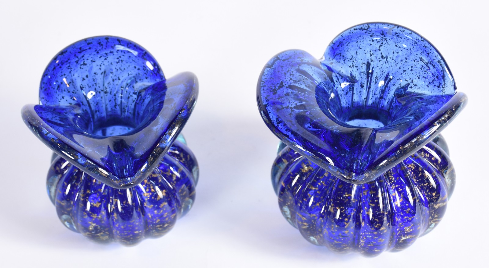 Dois vasos de vidro decorativo na cor azul com pó de ouro na forma de... - foto 2 de 3
