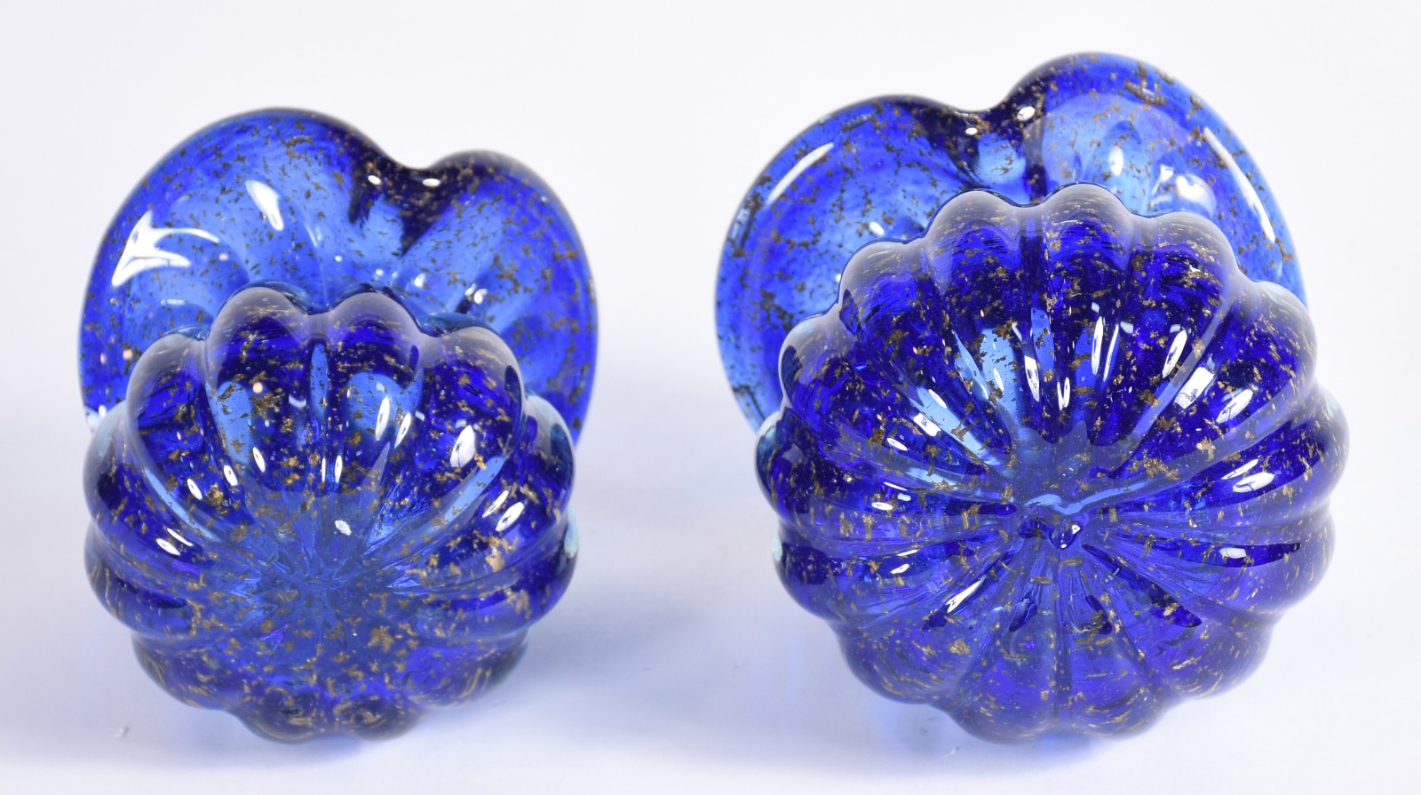 Dois vasos de vidro decorativo na cor azul com pó de ouro na forma de... - foto 3 de 3