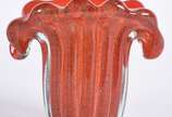 Vaso de vidro decorativo na cor laranja, borda ... - Vaso de vidro decorativo na cor laranja, borda recortada em gomos.
