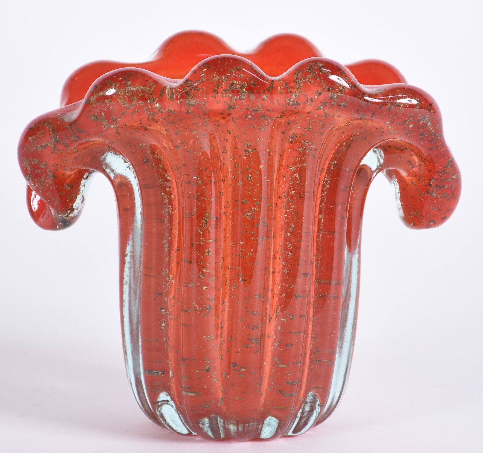 Vaso de vidro decorativo na cor laranja, borda recortada em gomos. - foto 1 de 4