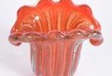 Vaso de vidro decorativo na cor laranja, borda ... - Vaso de vidro decorativo na cor laranja, borda recortada em gomos.