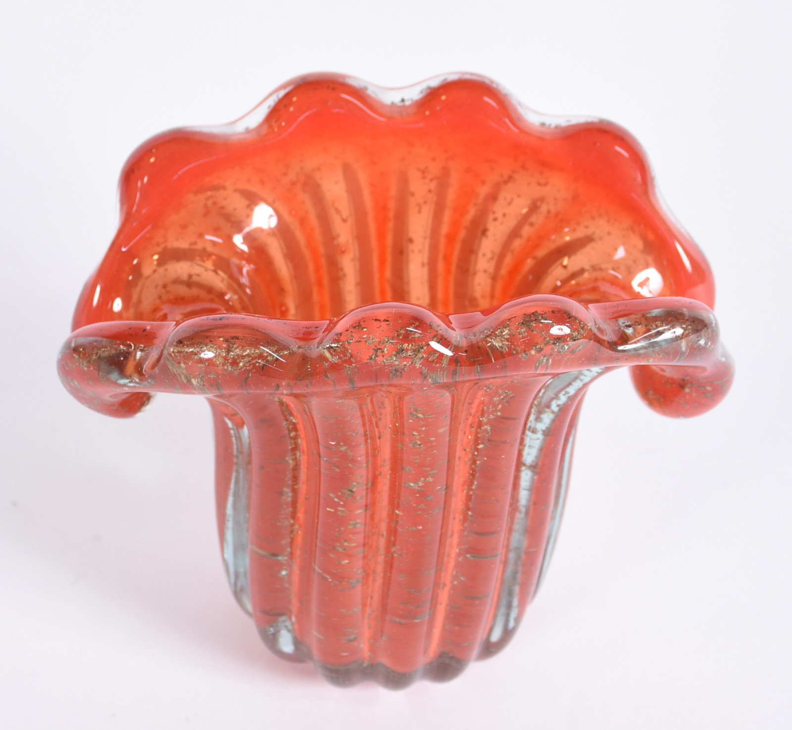 Vaso de vidro decorativo na cor laranja, borda recortada em gomos. - foto 2 de 4