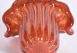 Vaso de vidro decorativo na cor laranja, borda ... - Vaso de vidro decorativo na cor laranja, borda recortada em gomos.