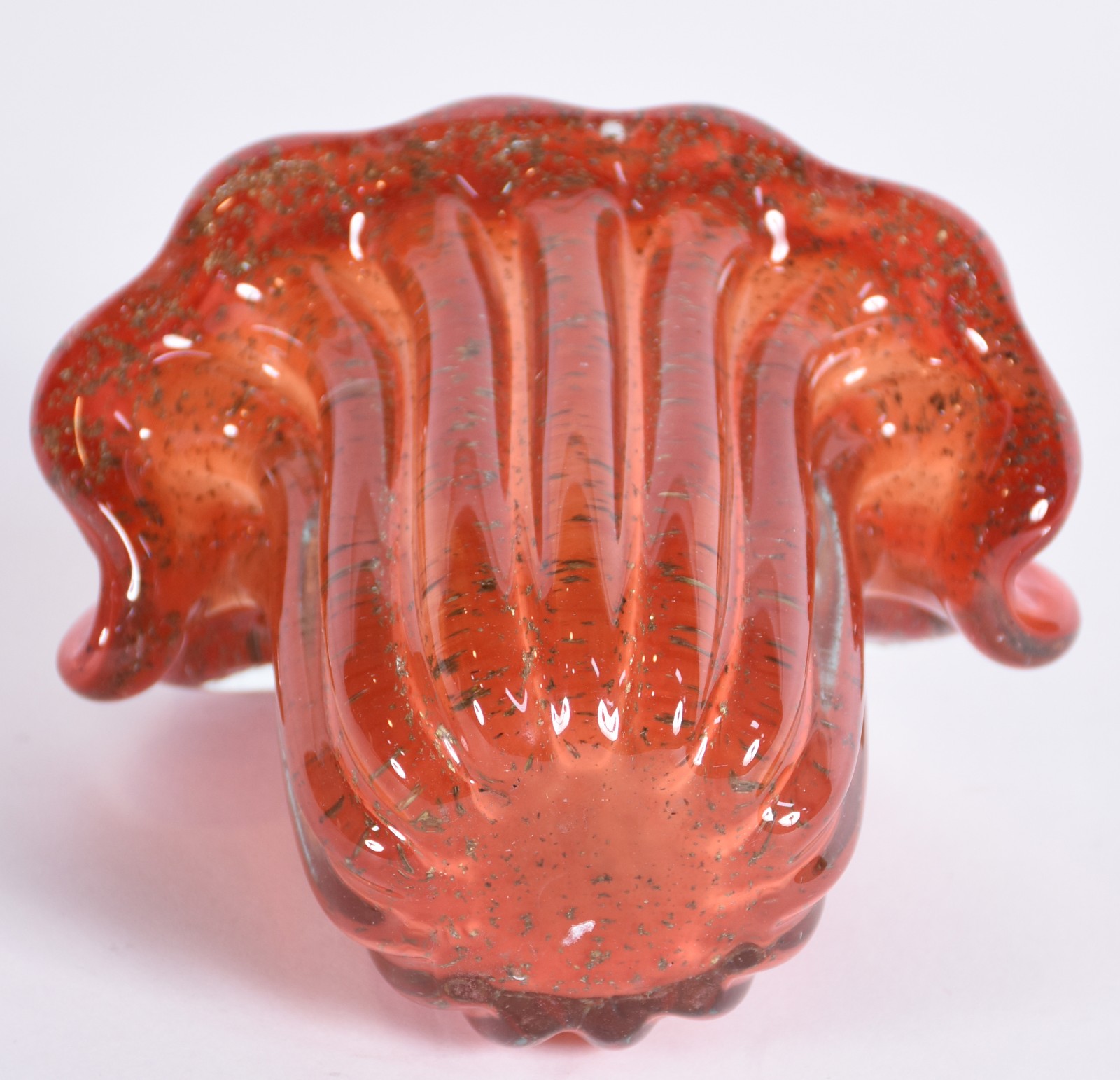 Vaso de vidro decorativo na cor laranja, borda recortada em gomos. - foto 4 de 4