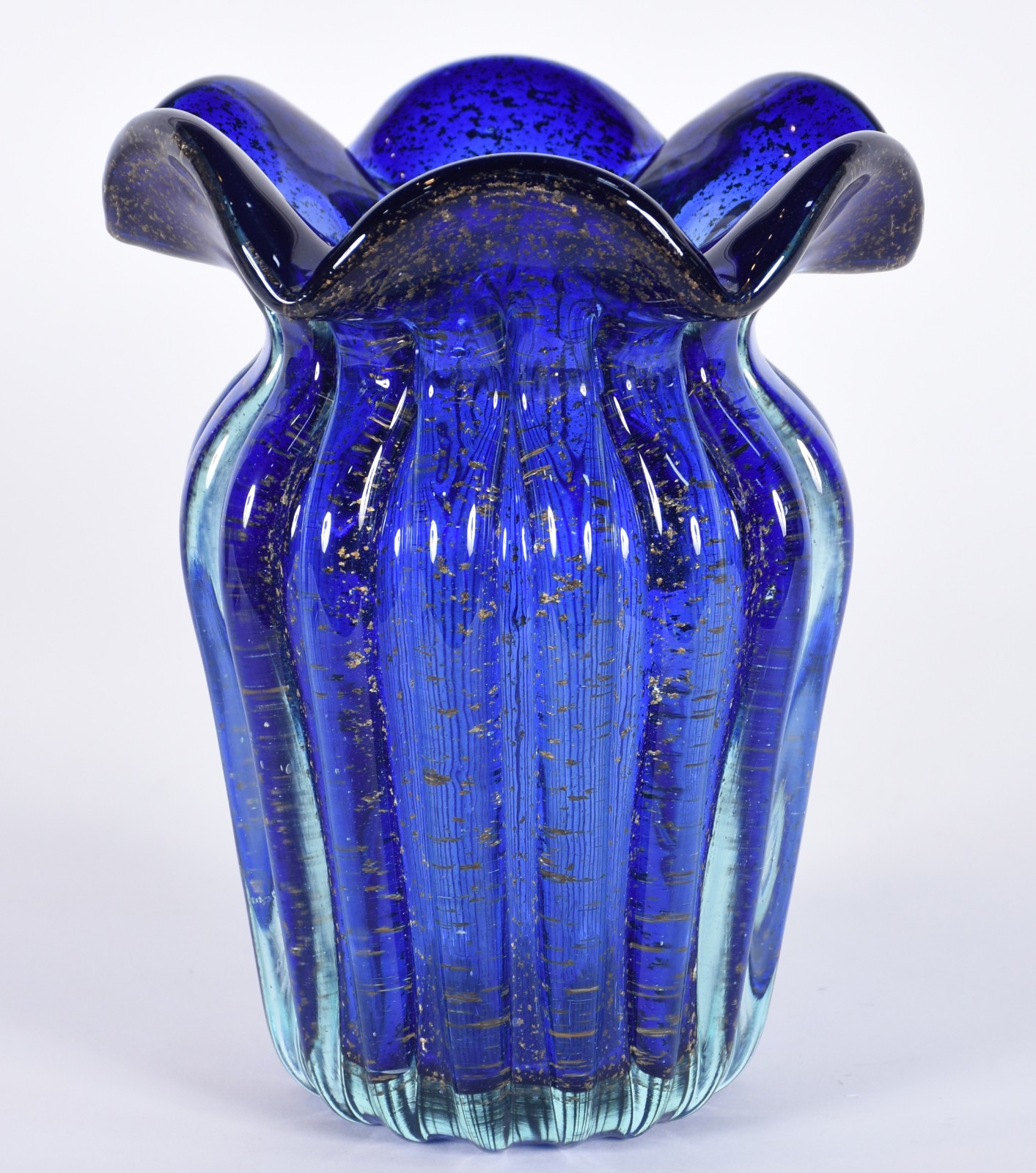Vaso de vidro decorativo na cor azul com babados. - foto 1 de 3
