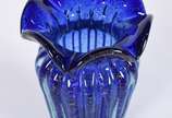 Vaso de vidro decorativo na cor azul com babados. - Vaso de vidro decorativo na cor azul com babados.