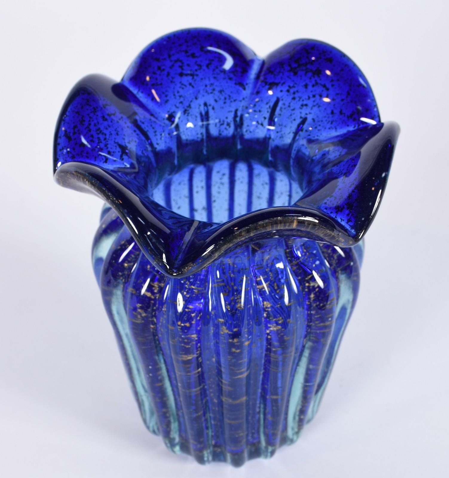 Vaso de vidro decorativo na cor azul com babados. - foto 2 de 3