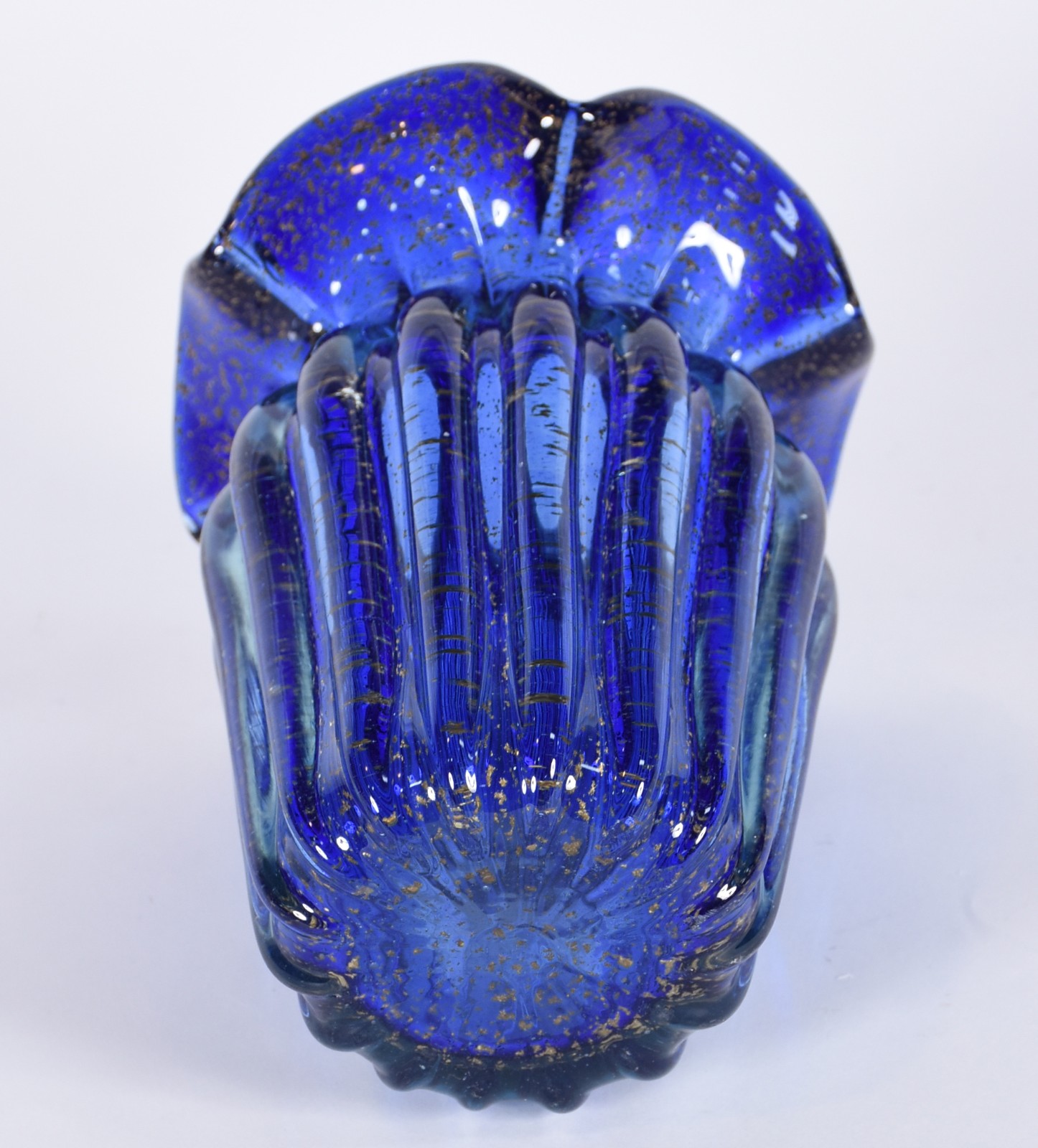 Vaso de vidro decorativo na cor azul com babados. - foto 3 de 3