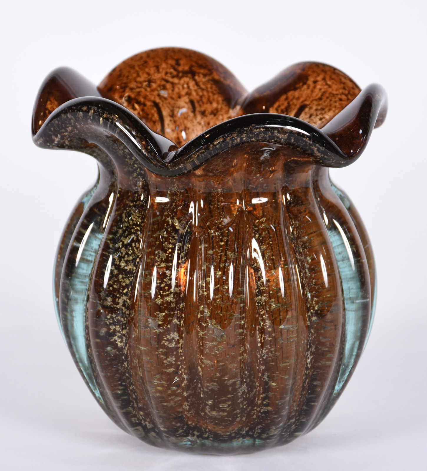 Vaso de vidro decorativo na cor âmbar com babados. - foto 1 de 3
