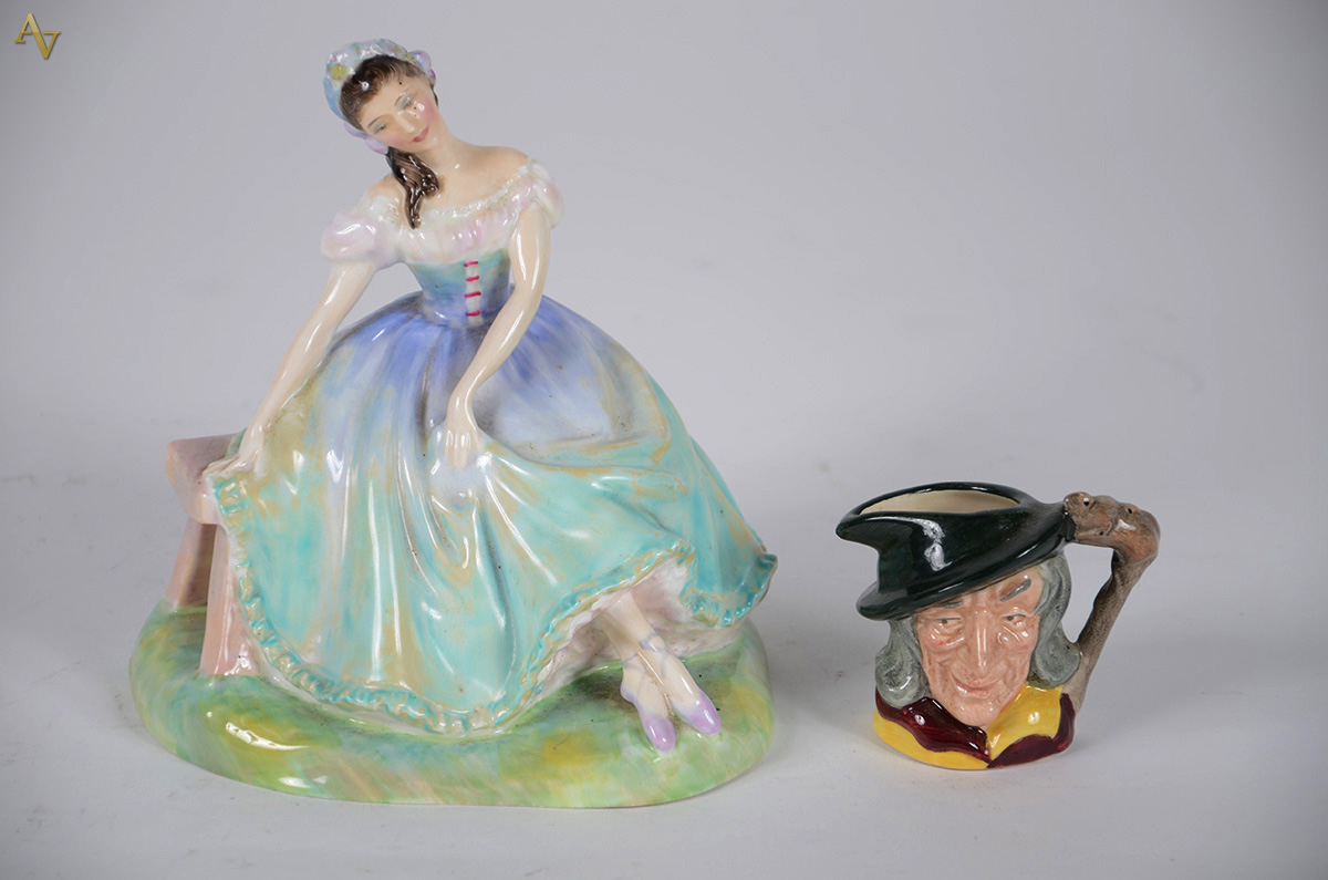 Duas peças de porcelana inglesa policromada, ROYAL DOULTON, sendo uma...