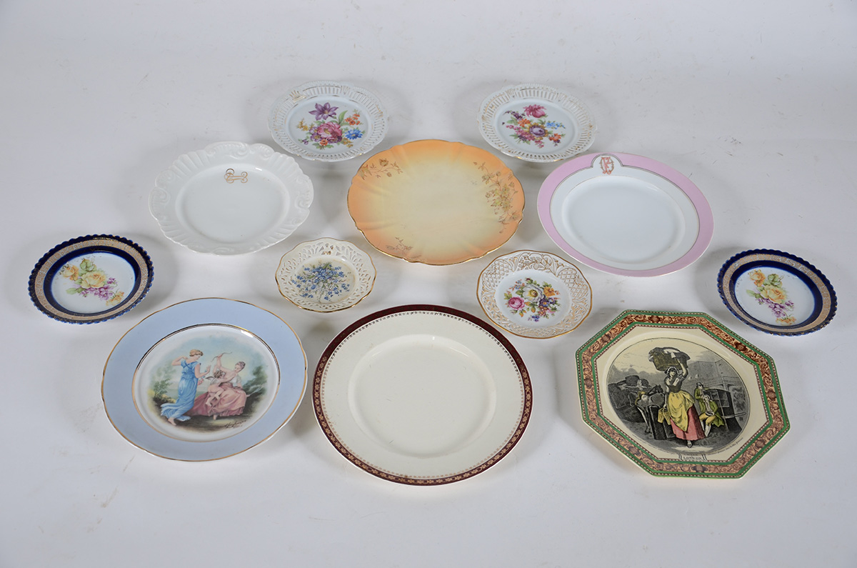 Doze pratos diversos em porcelana medindo de 12 à 25 cm de diâmetro