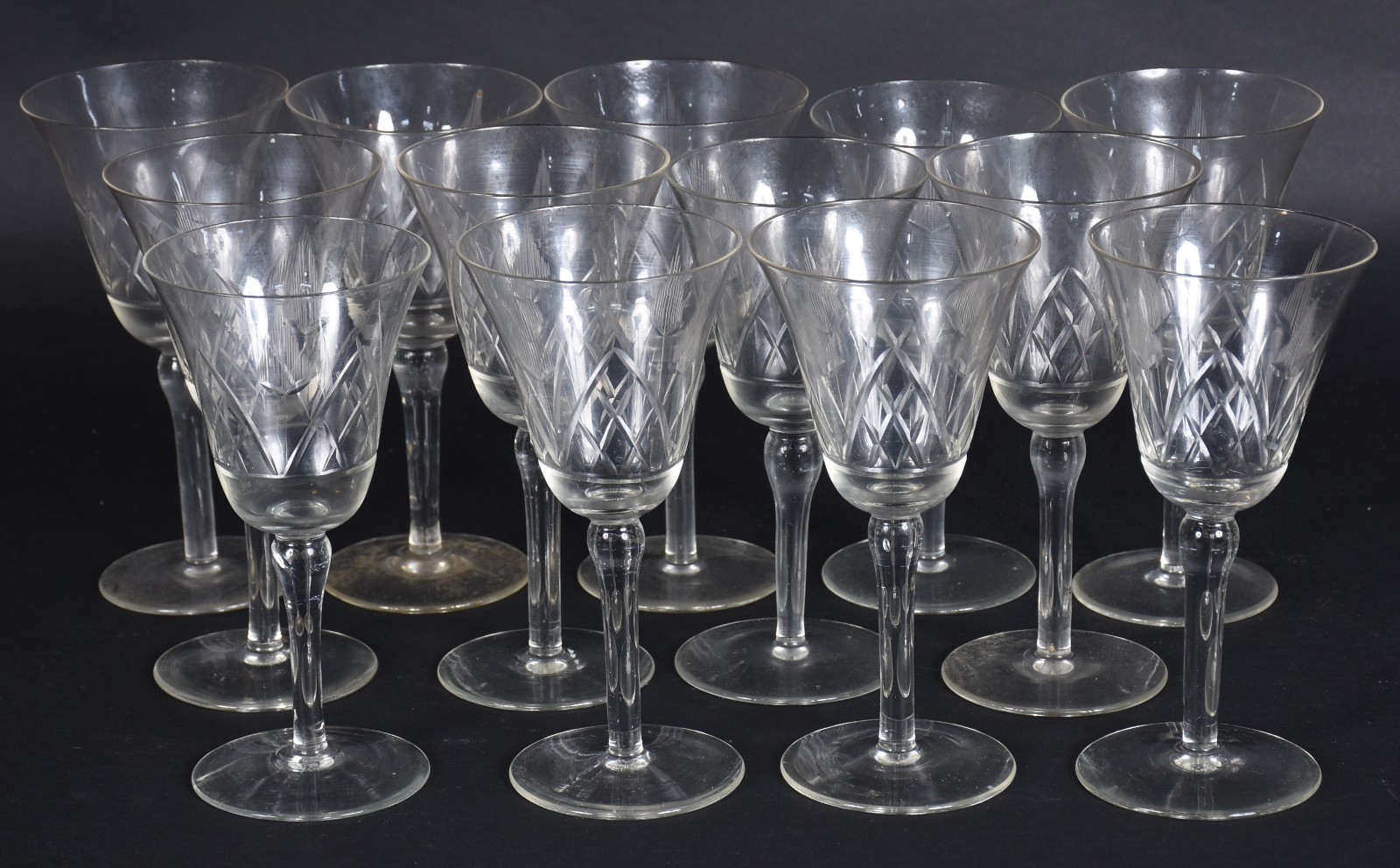 Conjunto com 13 cálices para vinho em demi cristal lapidado. - foto 1 de 3