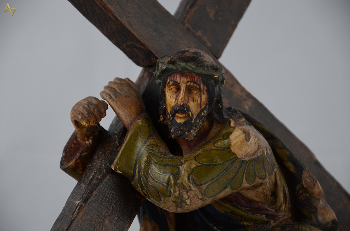Imagem de Cristo em estuque com cruz de madeira. Bahia - Séc XIX... - foto 2 de 3