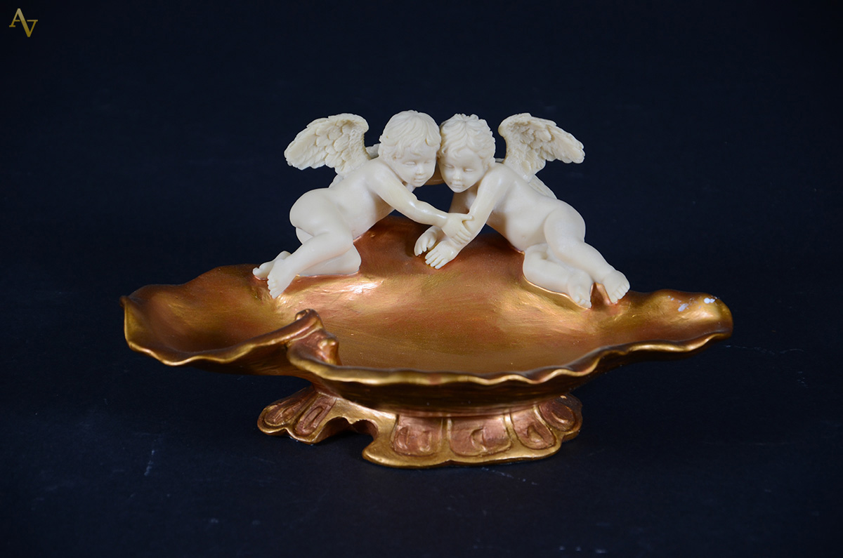 Bowl em forma de concha com anjos em resina dourada, diam. 26 x 22...