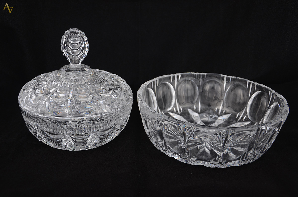 Duas peças de cristal tcheco, sendo Bowl facetado com 24 cm de...