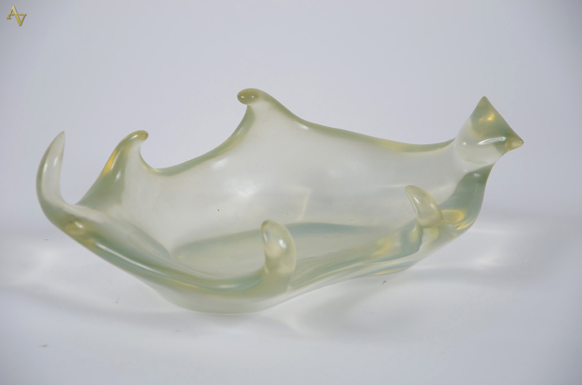 SATOKO - Escultura em resina acrílica representando Gato. Datado de...