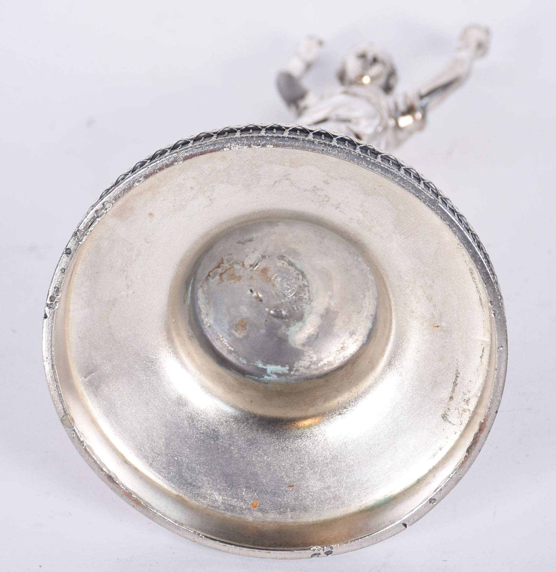 Quatro peças de metal prateado, sendo fruteira com base na forma de... - foto 5 de 10