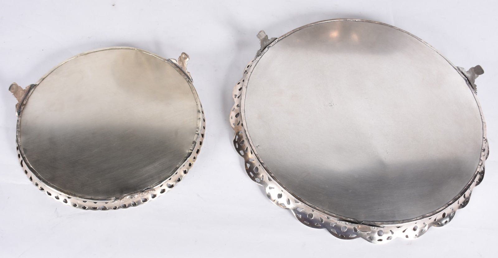 Quatro peças de metal prateado, sendo fruteira com base na forma de... - foto 6 de 10