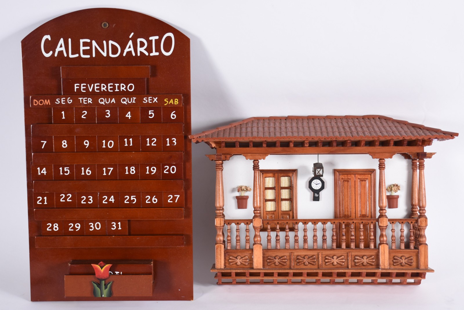 Dois enfeites de cozinha, sendo: calendário de madeira com peças... - foto 1 de 6