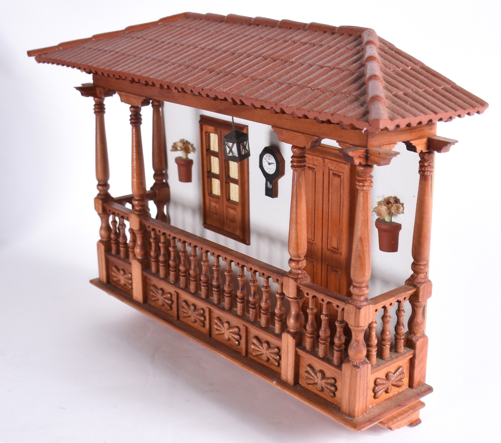 Dois enfeites de cozinha, sendo: calendário de madeira com peças... - foto 2 de 6
