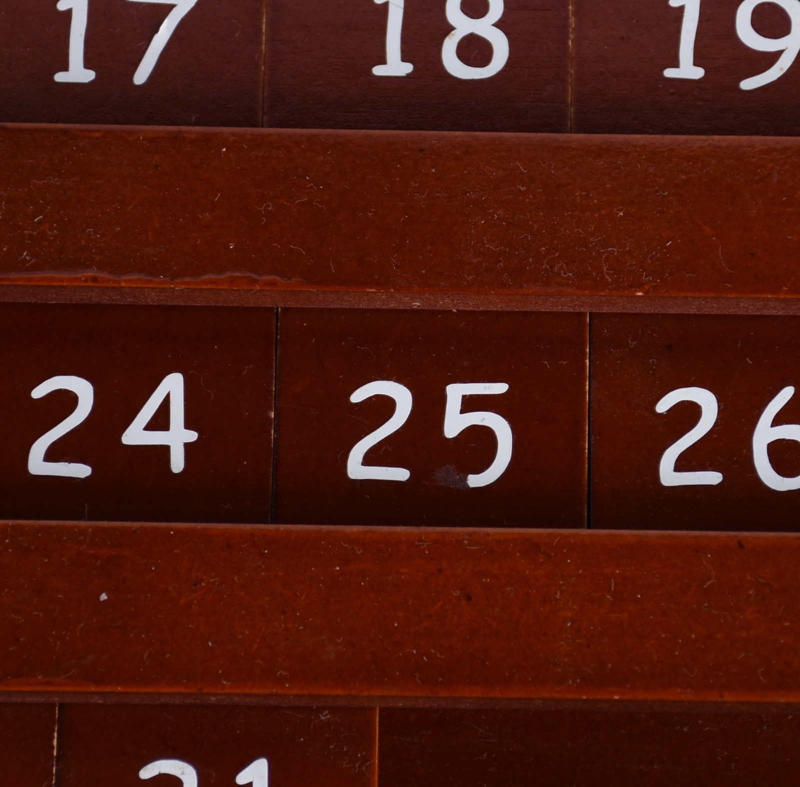 Dois enfeites de cozinha, sendo: calendário de madeira com peças... - foto 4 de 6