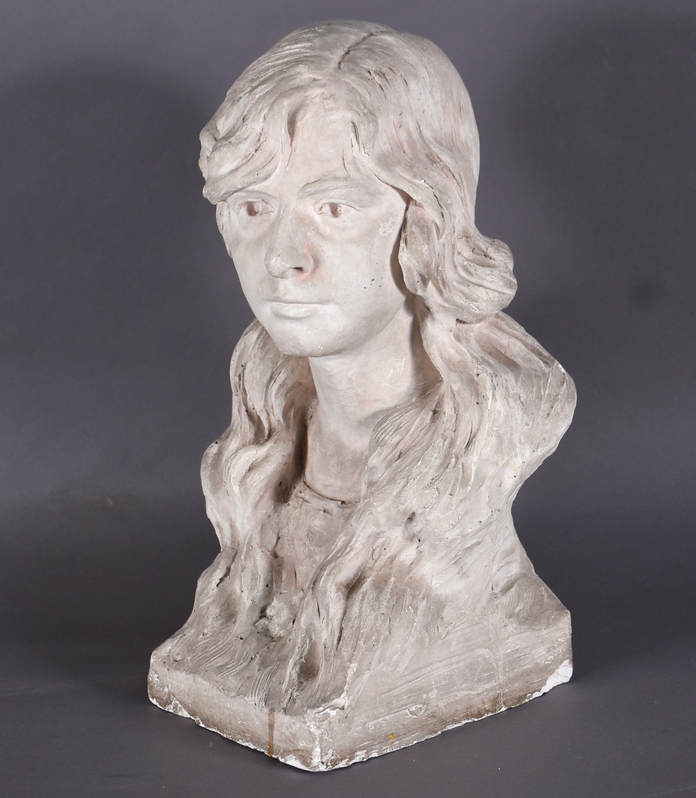 Escultura de estuque representando figura feminina. - foto 4 de 7