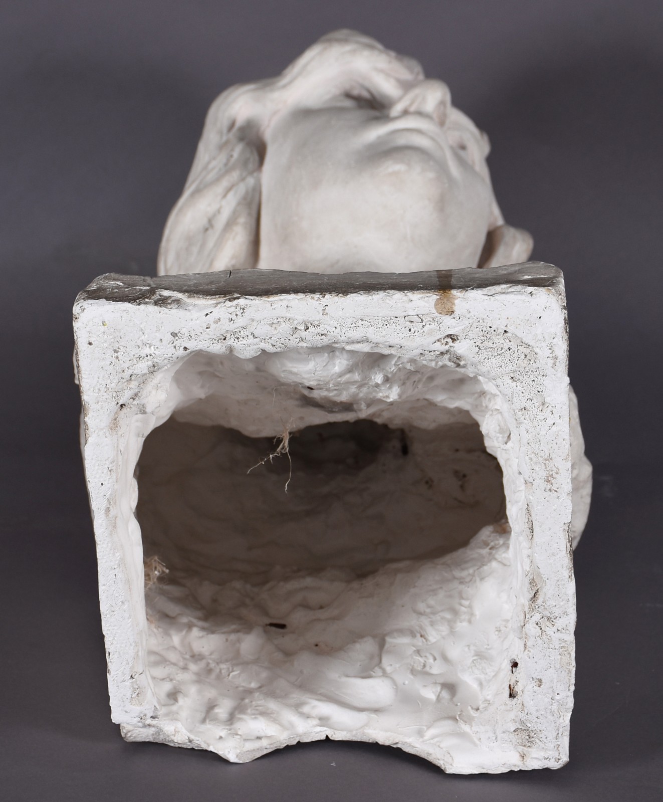 Escultura de estuque representando figura feminina. - foto 7 de 7