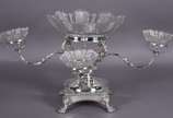 Épergne/centro de mesa de metal espessurado a p... - Épergne/centro de mesa de metal espessurado a prata com vasilha central de cristal lapidado  cercada por  3 menores que partem de quatro braços ...